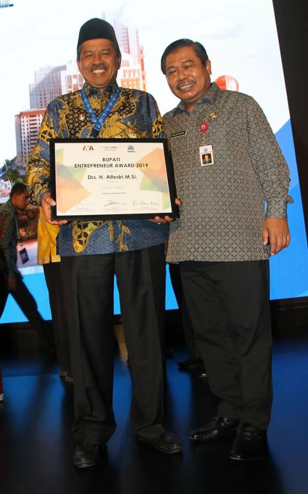Satu-satunya di Riau, Bupati Siak Terima Penghargaan Bupati Entepreneur Award 2019