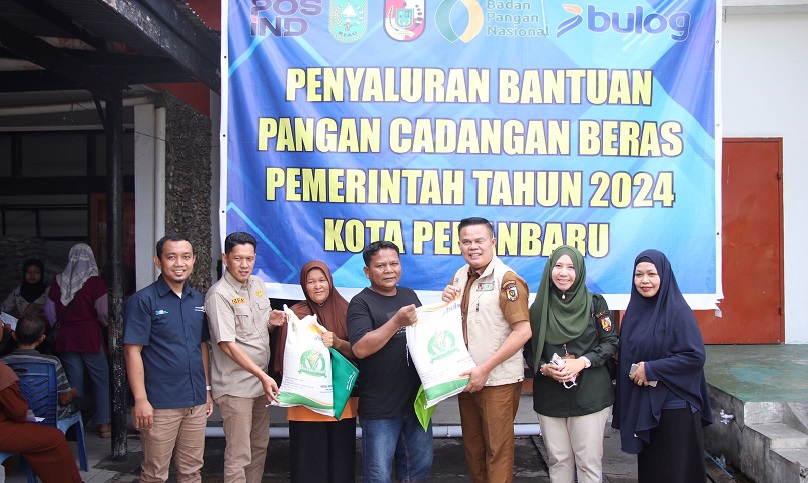 Kepala DKP Monitoring Penyaluran Bantuan Beras  di Kantor Pos dan  Muara Fajar Barat