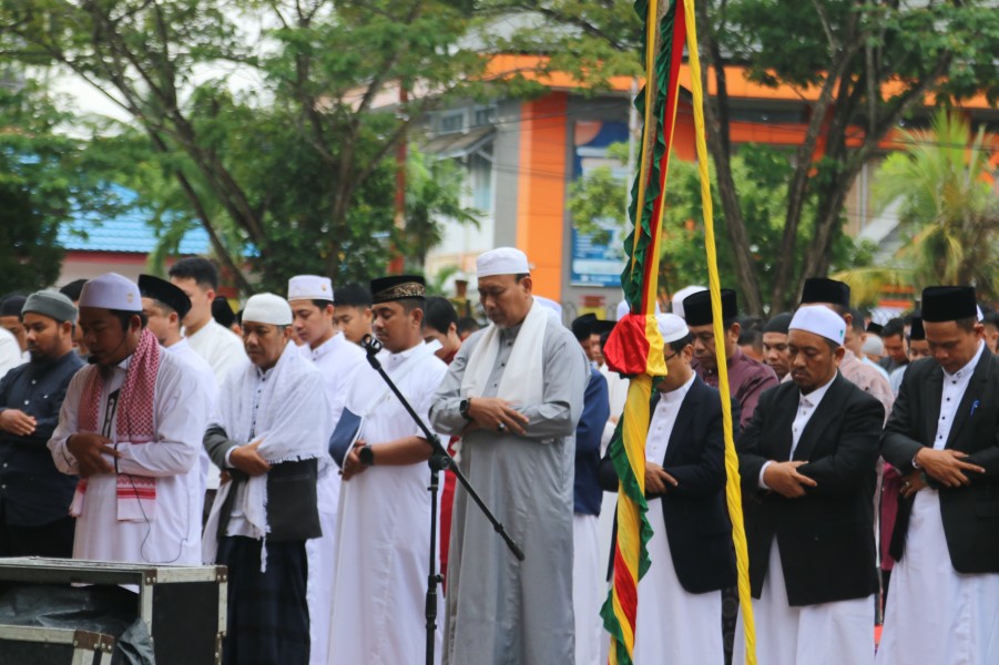 Sekdakab Inhil Salat Idul Adha di Lapangan Gajah Mada Tembilahan