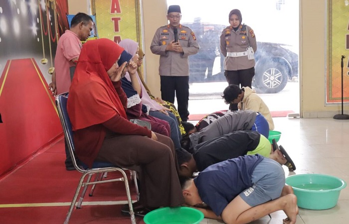 Tertangkap Tawuran di Bulan Ramadhan, Lima Remaja di Dumai Ini Dihukum Bersimpuh Minta Maaf di kaki  Orang Tua