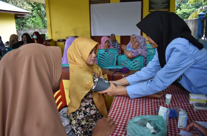 Tim Pengabdian UNRI Adakan Pelayanan dan Pemeriksaan Kesehatan untuk Masyarakat Desa Pangkalan Serik