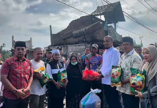 Bupati Inhu Tinjau Lokasi Kebakaran 16 Toko dan Kios di Pasar Peranap