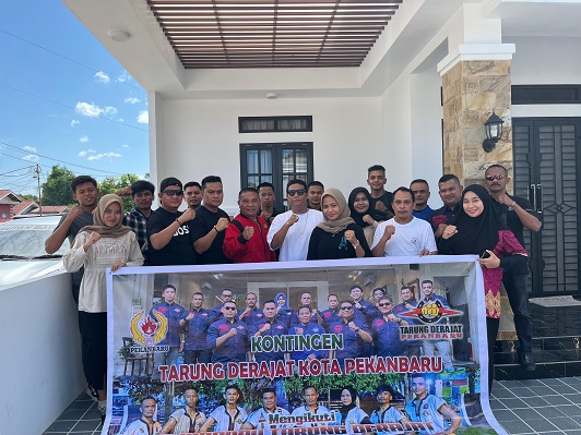 Ketua Harian dan Wakil Ketua Membakar Semangat Atlet Tarung Derajat Saat Pelepasan
