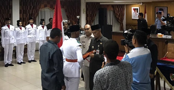 Ayat Cahyadi dan Irvan Herman Kukuhkan Pasukan Paskibraka Kota Pekanbaru Malam Tadi