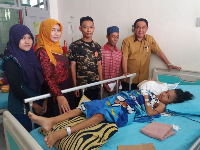 Bupati Inhil dan Istri Jenguk Annisah, Bocah 11 Tahun Penderita Tumor Ganas