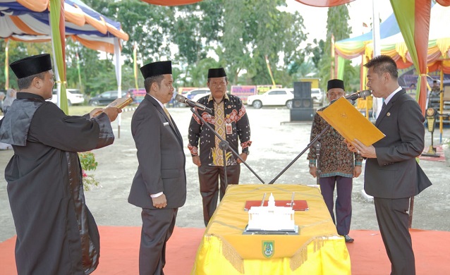 Bupati Rohil Lantik Sekcam dan Tim Penggerak PKK Bangko Pusako