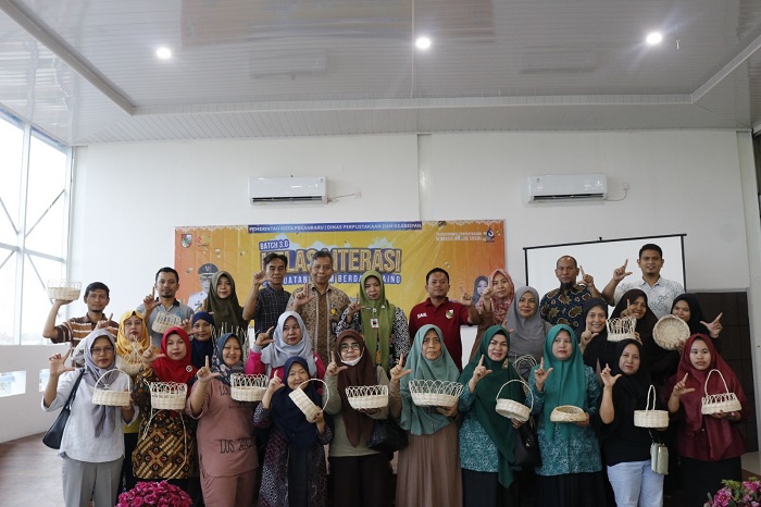 Pelatihan Menganyam Rotan dalam Melestarikan Kearifan Lokal