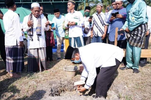 Peletakan Batu Pertama MWC NU, Bupati Alfedri Pesan Kepada Warga NU Jaga Protokol Kesehatan
