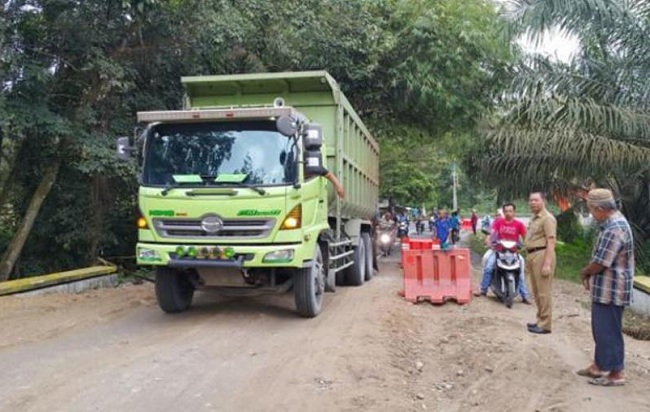 Syukurlah, Sempat Amblas, Jalan Nasional di Kuok Sudah Bisa Dilewati