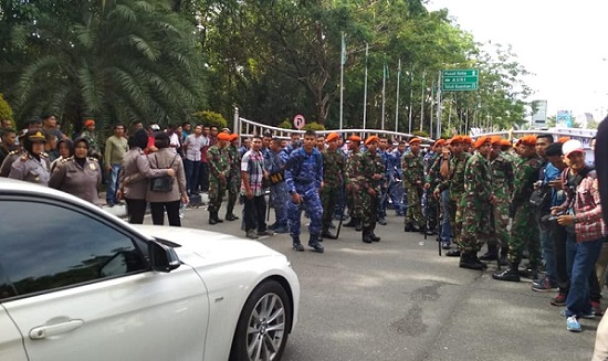 Massa Pendukung #2019gantipresiden Makin Ramai di Pintu Bandara