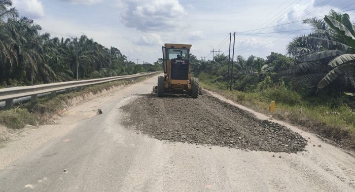 Pemprov Riau Perbaiki Jalan Berlubang di Ruas Kandis-Tapung