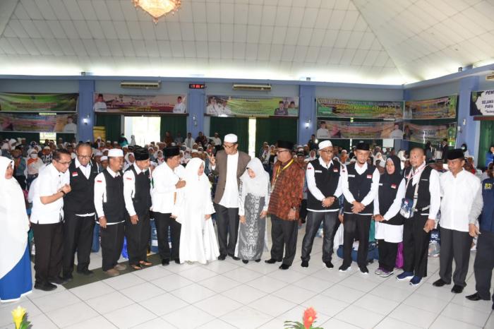 Bupati Sambut Kedatangan Jamaah Haji Kampar di Batam 