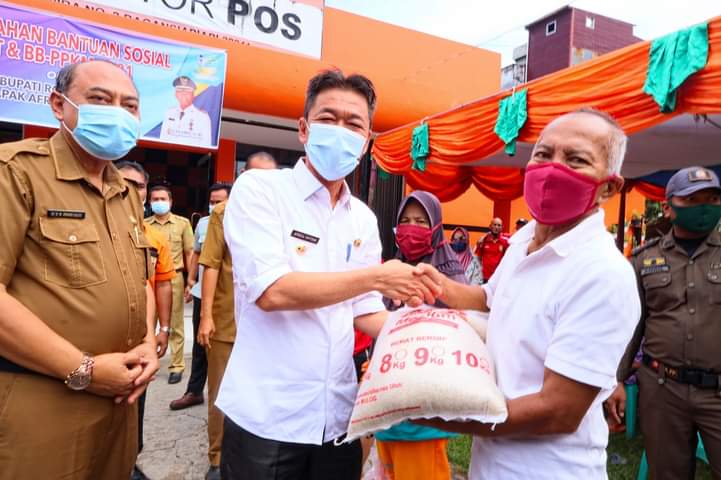 Bupati Rohil Serahkan Bantuan Sosial Tunai dan Beras Miskin