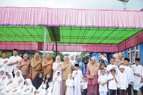 Wabup Serahkan Santunan Anak Yatim di Desa Pancuran Gading