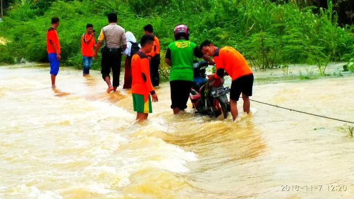 Polisi dan KPBD Bantu Siswa SD di Inhu Menyeberang Arus Deras Banjir