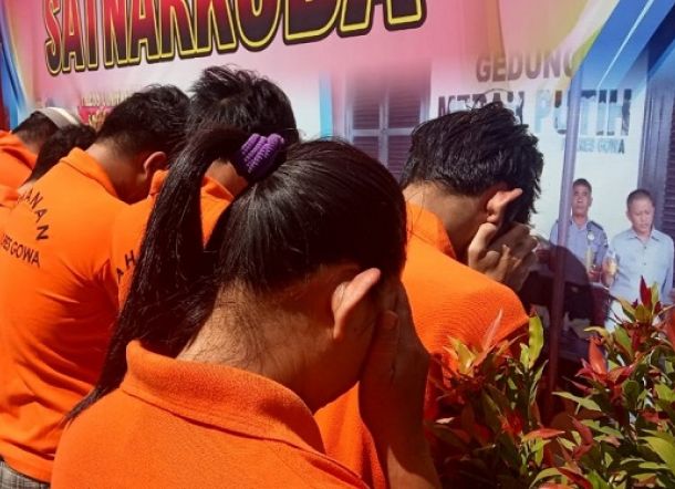 Sembunyikan 101 Biji Tramadol di Bra, Wanita Cantik Bernama Sitti Hajar Ini Diciduk Polisi