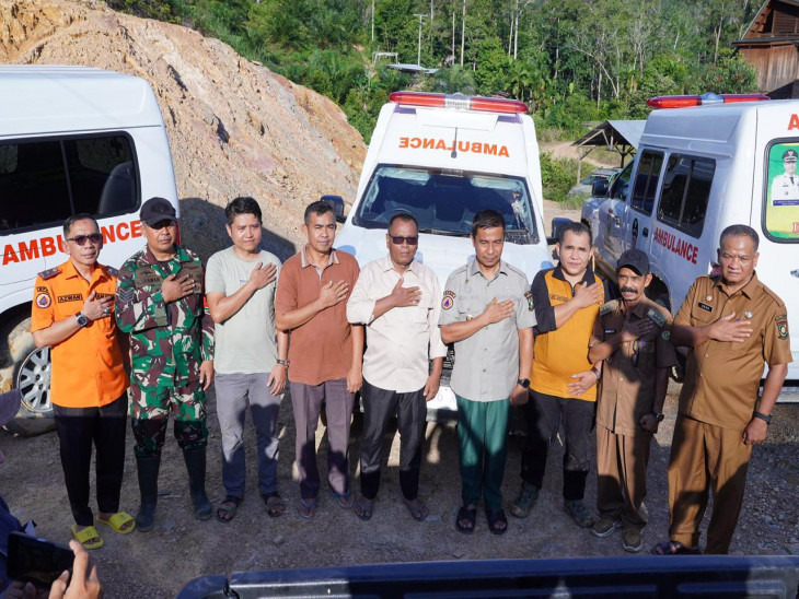 Bupati Kampar Serahkan 4 Unit Mobil Ambulans Khusus Medan Ekstrem di Kecamatan Kampar Kiri Hulu