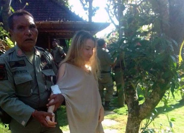 Mengamuk di Vila, Turis Cantik Asal Rusia Terpaksa Dibawa ke Rumah Sakit Jiwa