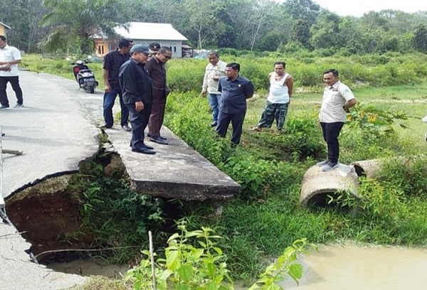 Komisi III DPRD Kuansing Tinjau Jalan Amblas Yang Hubungkan Desa Pembatang dan Bandar Lopak