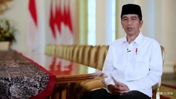Sehari Selepas Pengesahan UU Cipta Kerja, Jokowi  Nyekar ke Makam Orangtua di Solo