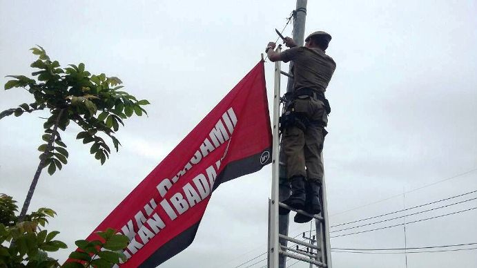 Rusak Keindahan Kota, Satpol PP Pelalawan Bongkar Paksa Baliho dan Spanduk Ilegal