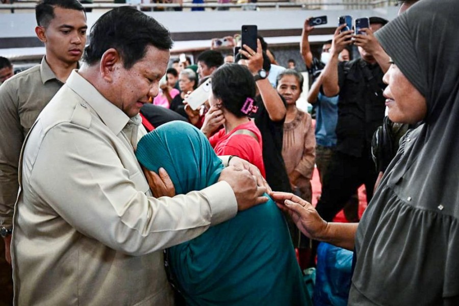 Presiden Prabowo Tinjau Langsung Posko Pengungsian Bencana di Tapanuli Tengah