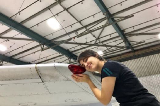 Cinta Buta, Wanita Cantik Ini Ingin Menikah dengan Pesawat Boeing 737-800