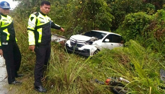 Masuk Lubang, Xenia Terbang dan Seret Pengguna Motor Sejauh 50 Meter Hingga Tewas
