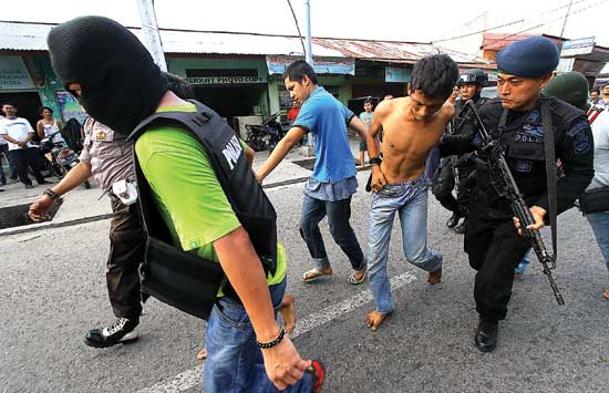 Ratusan Aparat Kepolisian Kembali Geledah Kampung Dalam, Delapan Orang Ditangkap