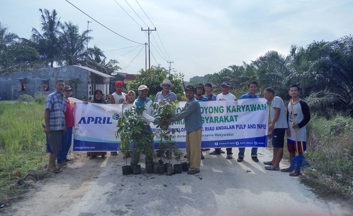 Lakukan Penghijauan, RAPP dan Warga Desa Lalang Kabung-Pelalawan Tanam 300 Batang Pohon Mahoni dan Pucuk Merah 