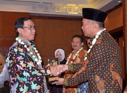 Bupati Indragiri Hilir HM Wardan  Terima Penghargaan Kawastara Pawitra dari Mendikbud