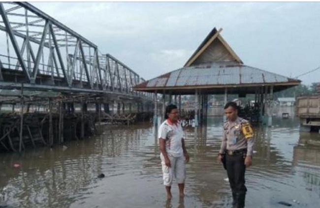 Astaga, Beginilah Kondisi Pasar Bawah Teratak Buluh yang Terendam Banjir