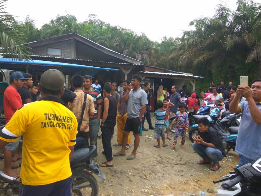 Ratusan Massa Blokir Jalan Poros PT SLS, Ini Penyebabnya
