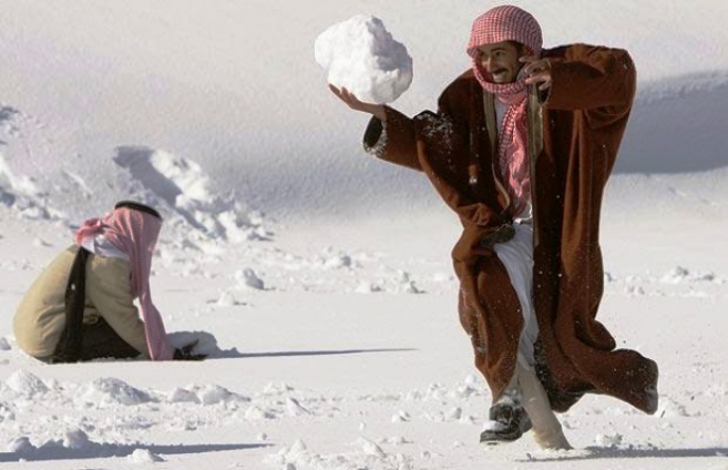 KERENNN... Beginilah Aksi Unik Orang Arab Saat Negerinya Dilanda Salju