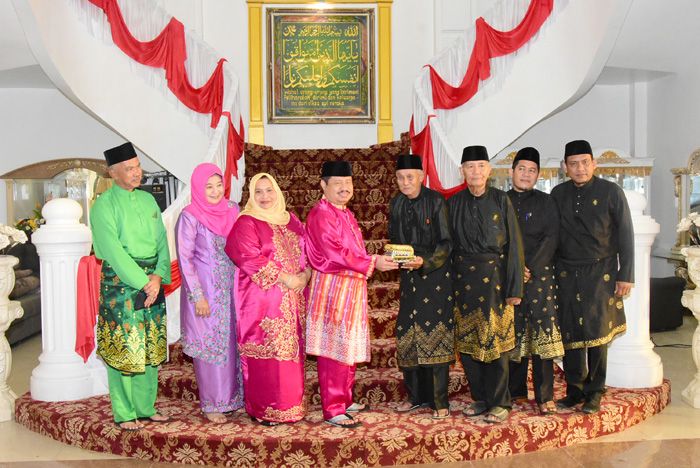 LAMR Bengkalis Pinang Bupati Amril dan Istri Terima Gelar Adat 