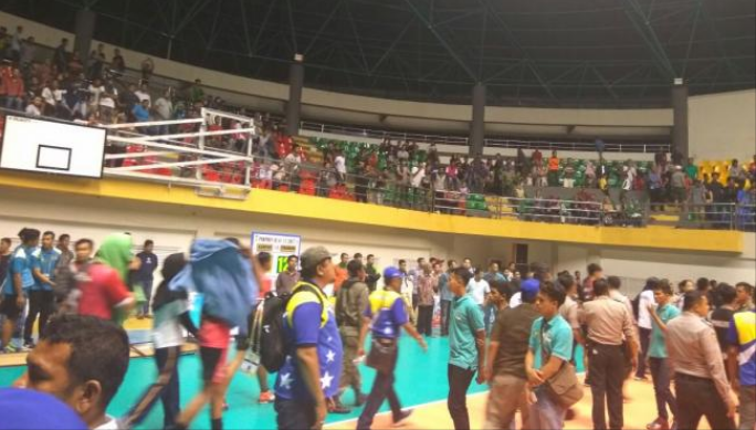Final Bola Voli Putra 'Panas', Tim Pekanbaru Protes Keras dan Pilih Walk Out, Penonton Lempar Botol Mineral