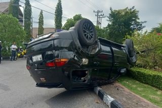 Pajero Hitam Terguling Setelah Tabrak Pembatas Tugu Keris Diponegoro