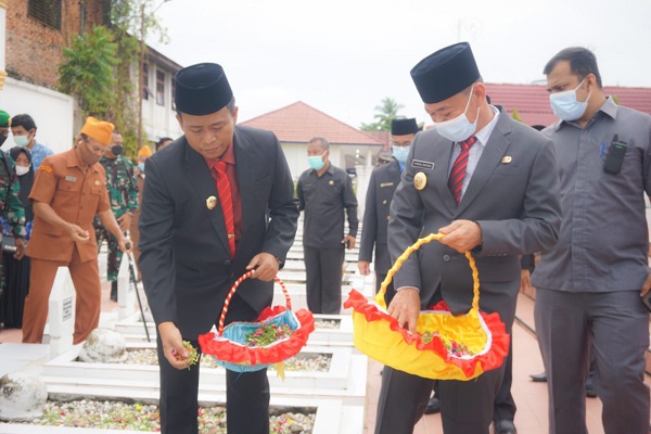 Peringatan Hari Pahlawan, Bupati Rohil, Forkopimda dan Veteran Lakukan Ziarah dan Tabur Bunga 