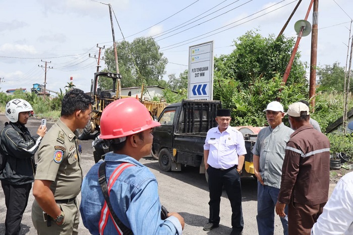 Bupati Inhil Tinjau Pembangunan Ruas Jalan Tembilahan–Terus Emas