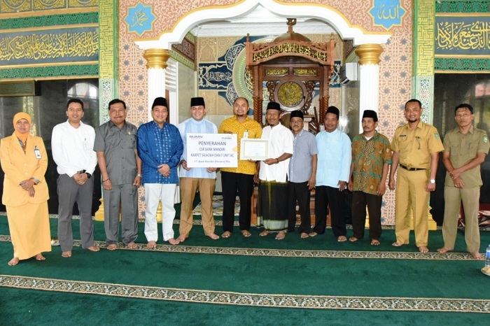 Bank Mandiri Serahkan CSR untuk Masjid Al Hakim Bengkalis