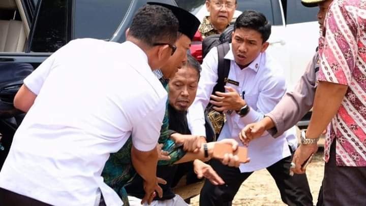 Diserang Pakai Pisau, Wiranto Terluka di Perut, Ajudan dan Kapolsek Juga Terluka, Pasutri Diamankan