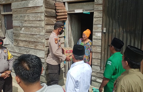 Polsek Singingi Hilir  Berikan Sembako kepada Warga Kurang Mampu