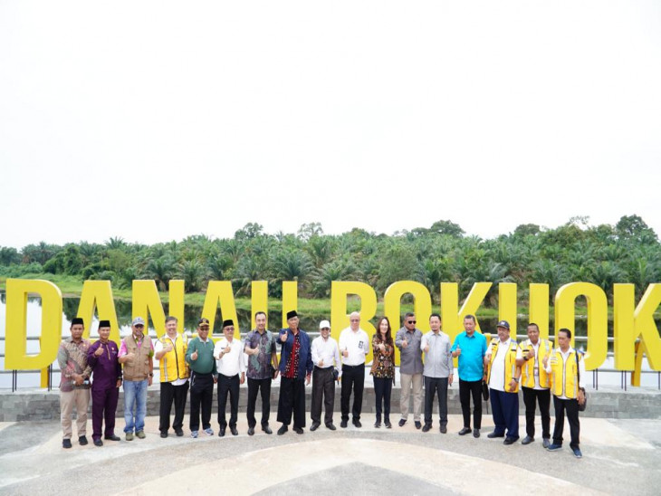 Pj Bupati Kampar Dampingi Komisi V DPR RI Kunjungi Lokasi Wisata Danau Bokuok yang di Revitalisasi.