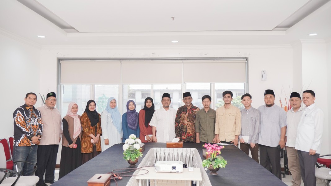 UMRI Berikan Bingkisan Syawal Bagi Mahasiswa Internasional