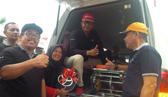 Hari Kesehatan Nasional, Bupati Rohil   Serahkan 3 Unit Ambulans Untuk  Puskesmas