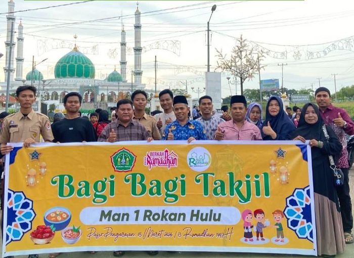 MAN 1 Rokan Hulu Gelar Aksi Berbagi Takjil