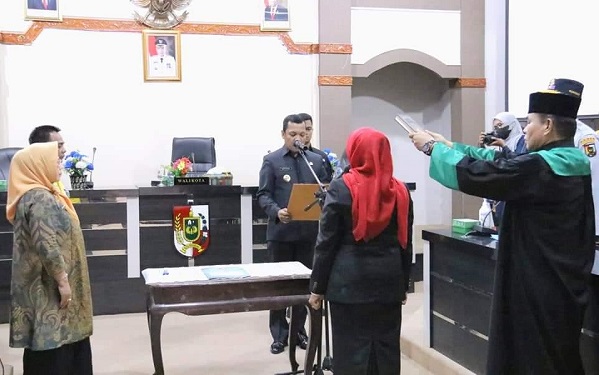 Pj Wali Kota Pekanbaru Lantik  Nelfiyona Sebagai Pustakawan Ahli Utama