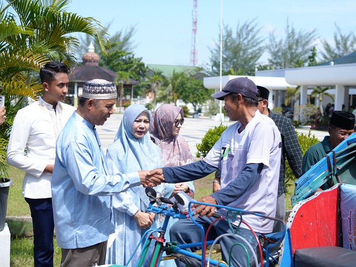 Hari Raya Kedua Iduladha, Bupati Herman Sambut Tukang Becak dan Petugas Kebersihan di Kediamannya