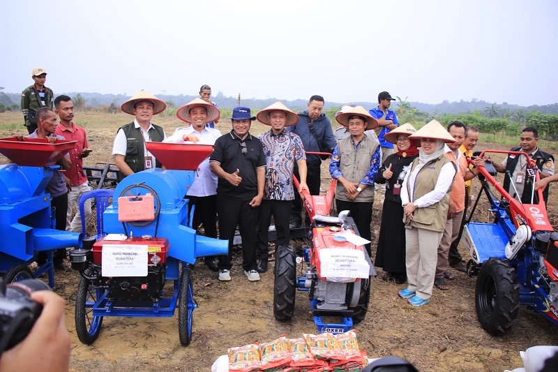 Wali Kota Serahkan Bantuan Sarana Pertanian Kepada Belasan Kelompok Tani