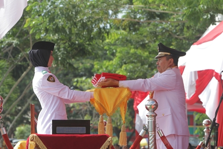 Bupati Syamsuar Inspektur Upacara Detik-detik Proklamasi di Lapangan Tugu Istana